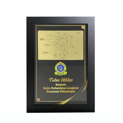New Creative Design Wooden Plaque 7546